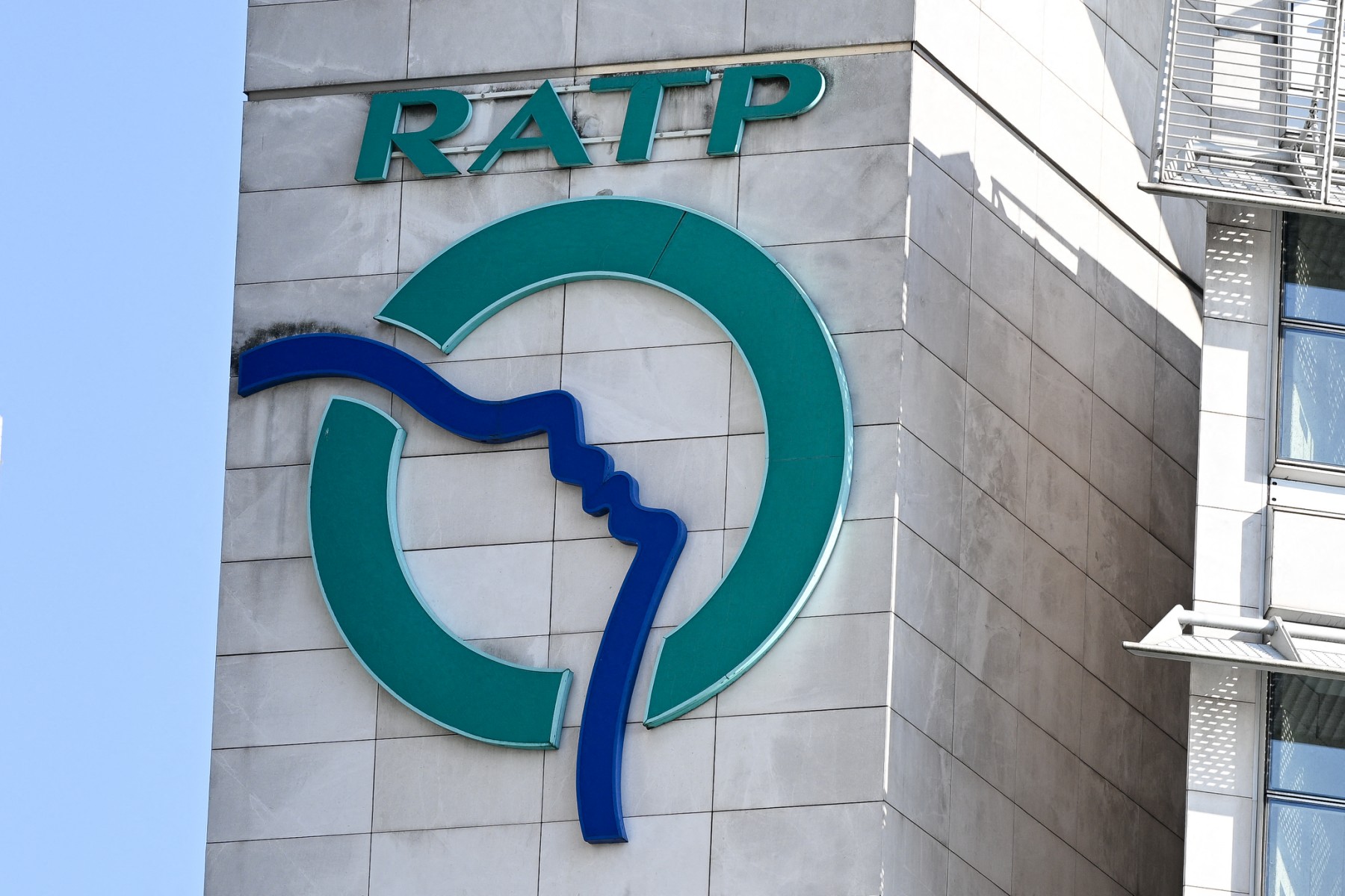 Derrière les emplois fictifs à la RATP, l'immense hypocrisie collective française sur le vrai coût de la démocratie