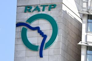 Cette photographie montre le logo de la RATP (Régie autonome des transports parisiens) sur un immeuble à Paris.