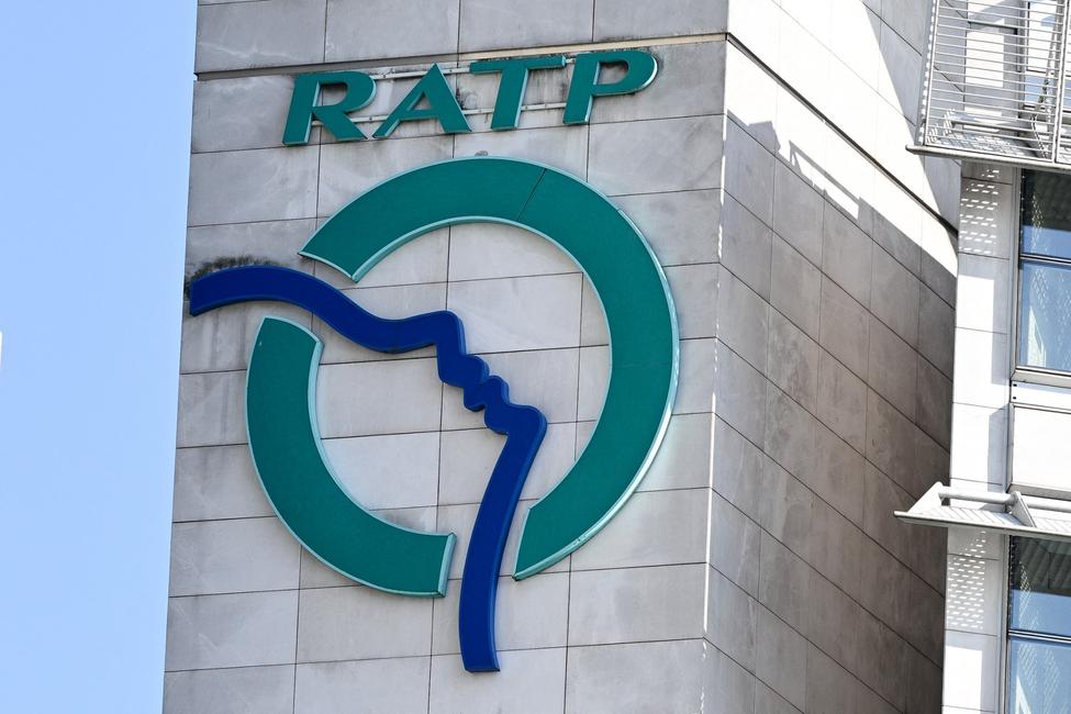 Cette photographie montre le logo de la RATP (Régie autonome des transports parisiens) sur un immeuble à Paris.