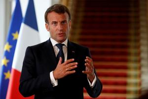 Emmanuel Macron lors d'une déclaration devant les médias.