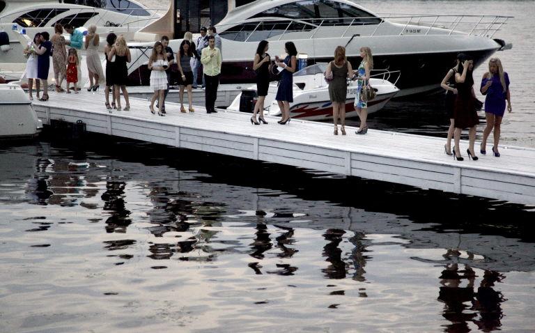 L'élite fortunée russe admire des yachts lors du Salon des millionnaires d'été à Moscou, le 2 juillet 2010.