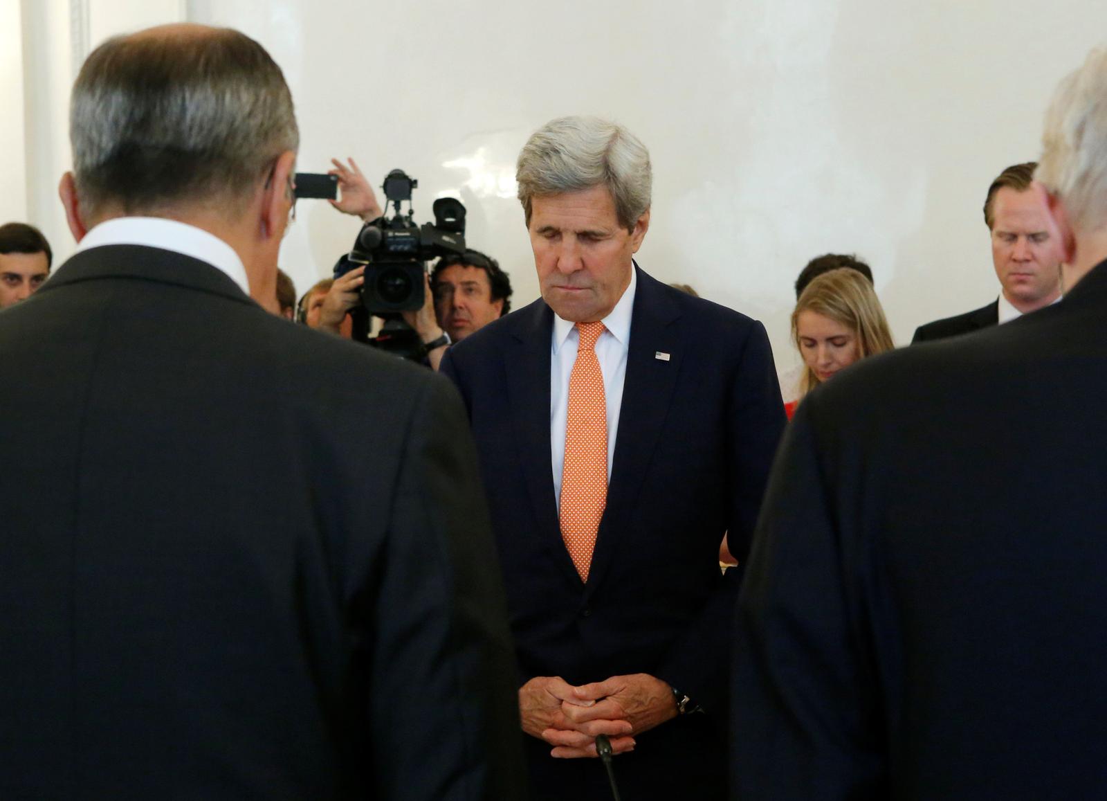 Le ministre russe des Affaires étrangères Sergueï Lavrov (g.) et le secrétaire d'État américain John Kerry (c.) observent un moment de silence pour les victimes d'attaque de Nice lors d'une réunion à Moscou, Russie, le 15 Juillet 2016.