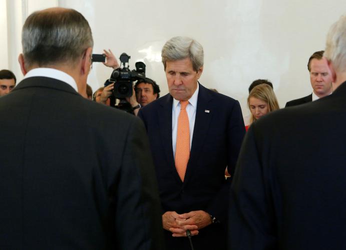 Le ministre russe des Affaires étrangères Sergueï Lavrov (g.) et le secrétaire d'État américain John Kerry (c.) observent un moment de silence pour les victimes d'attaque de Nice lors d'une réunion à Moscou, Russie, le 15 Juillet 2016.