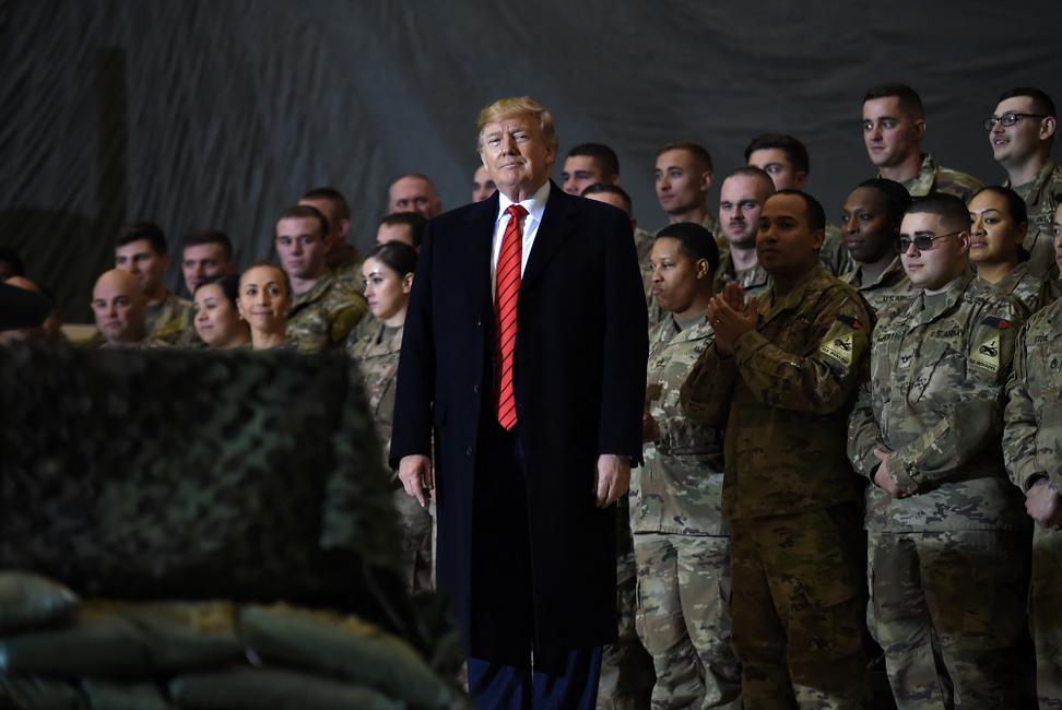 Le président américain Donald Trump s'adresse aux troupes lors d'une visite surprise le jour de Thanksgiving à l'aérodrome de Bagram, le 28 novembre 2019 en Afghanistan.