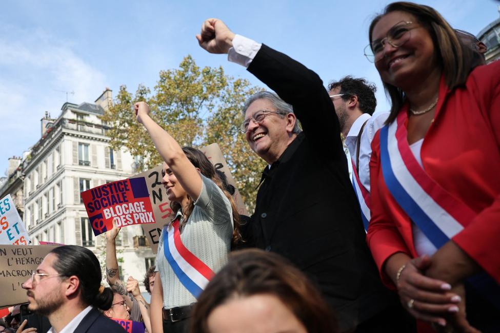 Jean-Luc Mélenchon (au centre), candidat du parti de gauche La France insoumise (LFI) à l'élection présidentielle française de 2027, Clémence Guette (à gauche), députée LFI et vice-présidente de l'Assemblée nationale, et Farida Amrani (à droite), députée, participent à un rassemblement à Paris, le 29 septembre 2026, lors d'une journée de grève et de manifestations dans le secteur public.