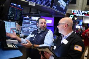 Des traders travaillent à la Bourse de New York (NYSE) lors de l'ouverture de la séance, le 13 avril 2026.