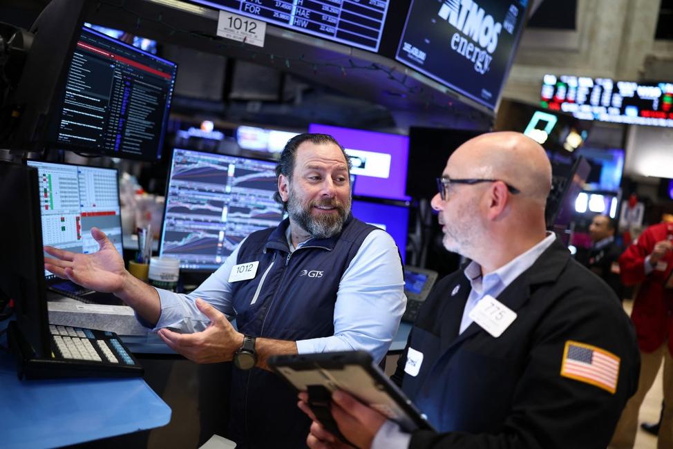 Des traders travaillent à la Bourse de New York (NYSE) lors de l'ouverture de la séance, le 13 avril 2026.