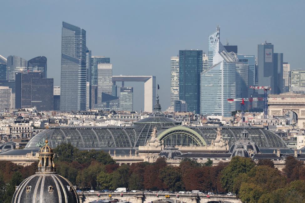 Le quartier d'affaires de La Défense, vu depuis la cathédrale Notre-Dame, à Paris, le 19 septembre 2025.