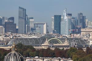 Le quartier d'affaires de La Défense, vu depuis la cathédrale Notre-Dame, à Paris, le 19 septembre 2025.