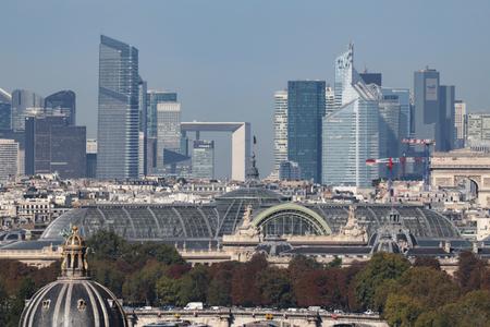 Le quartier d'affaires de La Défense, vu depuis la cathédrale Notre-Dame, à Paris, le 19 septembre 2025.