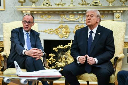 Le président américain Donald Trump rencontre le chancelier allemand Friedrich Merz dans le Bureau ovale de la Maison Blanche à Washington, le 3 mars 2026.