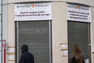 Des piétons passent devant un Master Poulet, un restaurant de restauration rapide spécialisé dans le poulet grillé halal à bas prix, à Saint-Ouen, une banlieue nord de Paris, le 29 avril 2026.