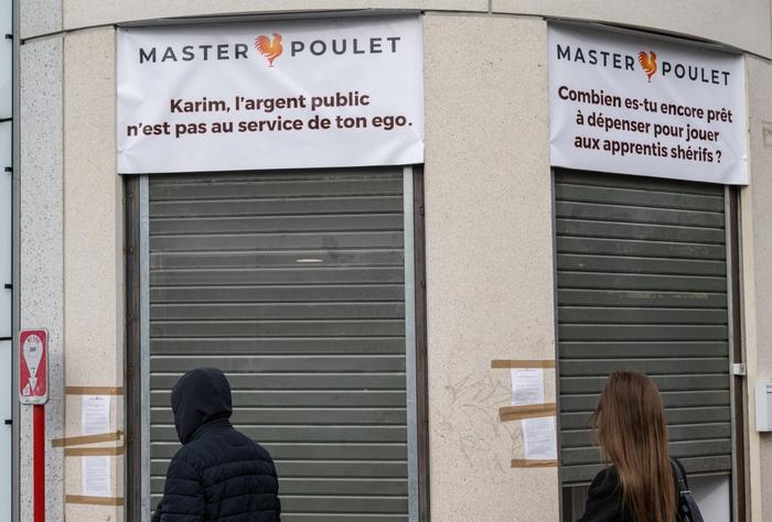 Des piétons passent devant un Master Poulet, un restaurant de restauration rapide spécialisé dans le poulet grillé halal à bas prix, à Saint-Ouen, une banlieue nord de Paris, le 29 avril 2026.