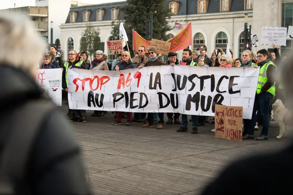 Des manifestants lors d'un rassemblement contre la construction de l'autoroute A69 devant le tribunal administratif de Toulouse, le 18 février 2025.