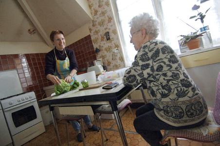 Martine, une aide à domicile en milieu rural, prépare le repas chez une personne âgée, à Mézidon.
