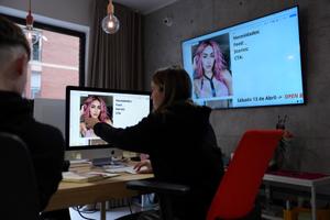 La cofondatrice et directrice artistique espagnole de l'agence The Clueless, travaille sur ordinateur, au siège de l'agence à Barcelone, sur des images générées par intelligence artificielle.