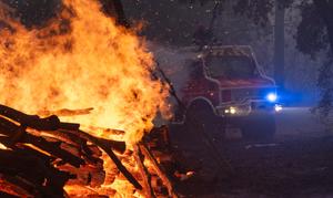 Cette photographie diffusée par le caporal-chef Damien Rembert du Service départemental d'incendie et de secours de la Gironde (SDIS 33), prise le 24 juillet 2026, montre des pompiers français tentant de maîtriser l'incendie de forêt entre Saumos et Sainte-Hélène, au nord-ouest de Bordeaux, dans le département de la Gironde.

Un incendie de forêt qualifié d'« inédit » qui ravage le sud-ouest de la France se dirige vers Bordeaux, a indiqué un responsable le 24 juillet 2026. Plus de 140 000 personnes ont été évacuées et 22 000 hectares ont déjà été détruits par les flammes. Au cours de la nuit du 24 au 25 juillet, l'incendie a continué de progresser dans les Landes et surtout en Gironde, où les autorités s'inquiètent désormais pour Bordeaux et ont annoncé de nouvelles évacuations concernant plusieurs dizaines de milliers de personnes. (Image d'illustration)