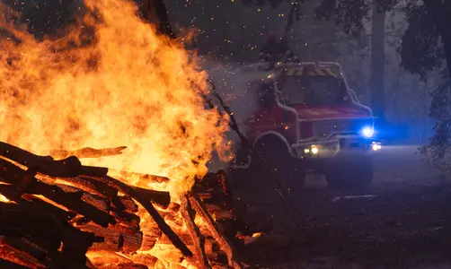 Cette photographie diffusée par le caporal-chef Damien Rembert du Service départemental d'incendie et de secours de la Gironde (SDIS 33), prise le 24 juillet 2026, montre des pompiers français tentant de maîtriser l'incendie de forêt entre Saumos et Sainte-Hélène, au nord-ouest de Bordeaux, dans le département de la Gironde.
Un incendie de forêt qualifié d'« inédit » qui ravage le sud-ouest de la France se dirige vers Bordeaux, a indiqué un responsable le 24 juillet 2026. Plus de 140 000 personnes ont été évacuées et 22 000 hectares ont déjà été détruits par les flammes. Au cours de la nuit du 24 au 25 juillet, l'incendie a continué de progresser dans les Landes et surtout en Gironde, où les autorités s'inquiètent désormais pour Bordeaux et ont annoncé de nouvelles évacuations concernant plusieurs dizaines de milliers de personnes. (Image d'illustration)