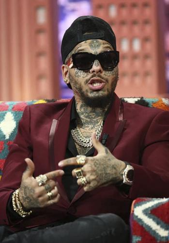 Le rappeur franco-tunisien Swagg Man, connu pour les logos Louis Vuitton tatoués sur son crâne rasé, lors d’une interview accordée à une chaîne de télévision à Tunis, le 11 mai 2019. Âgé de 34 ans à l’époque, le rappeur, de son vrai nom Iteb Zaibet et né à Nice, a été condamné à cinq ans de prison pour fraude et blanchiment d’argent, a annoncé la justice tunisienne le 30 mars 2021.