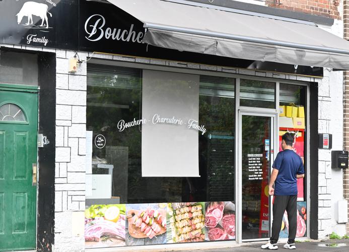 Cette photographie montre une vue de la boucherie « Family », fermée temporairement par décision préfectorale, par mesure de précaution, suite à la contamination de 18 enfants par la bactérie Escherichia coli (E. coli) à Saint-Quentin le 23 juin 2025.