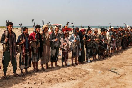 Des combattants soutenant le gouvernement yéménite reconnu par la communauté internationale et basé à Aden se rassemblent lors d’une veillée sur les rives de la mer Rouge, à Khokha, dans la province occidentale de Hodeïda, le 20 juillet 2026. Ils réclament la reprise des hostilités contre les Houthis, qui contrôlent actuellement la capitale, Sanaa.