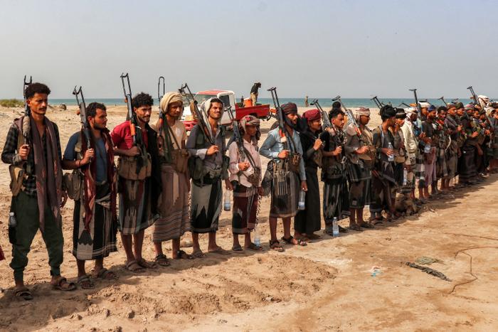 Des combattants soutenant le gouvernement yéménite reconnu par la communauté internationale et basé à Aden se rassemblent lors d’une veillée sur les rives de la mer Rouge, à Khokha, dans la province occidentale de Hodeïda, le 20 juillet 2026. Ils réclament la reprise des hostilités contre les Houthis, qui contrôlent actuellement la capitale, Sanaa.