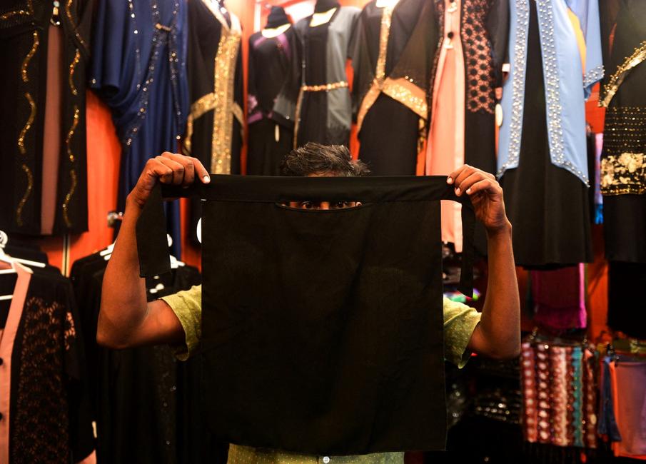 Un vendeur présente un niqab, voile intégral, dans une boutique de vêtements pour femmes musulmanes à Colombo.