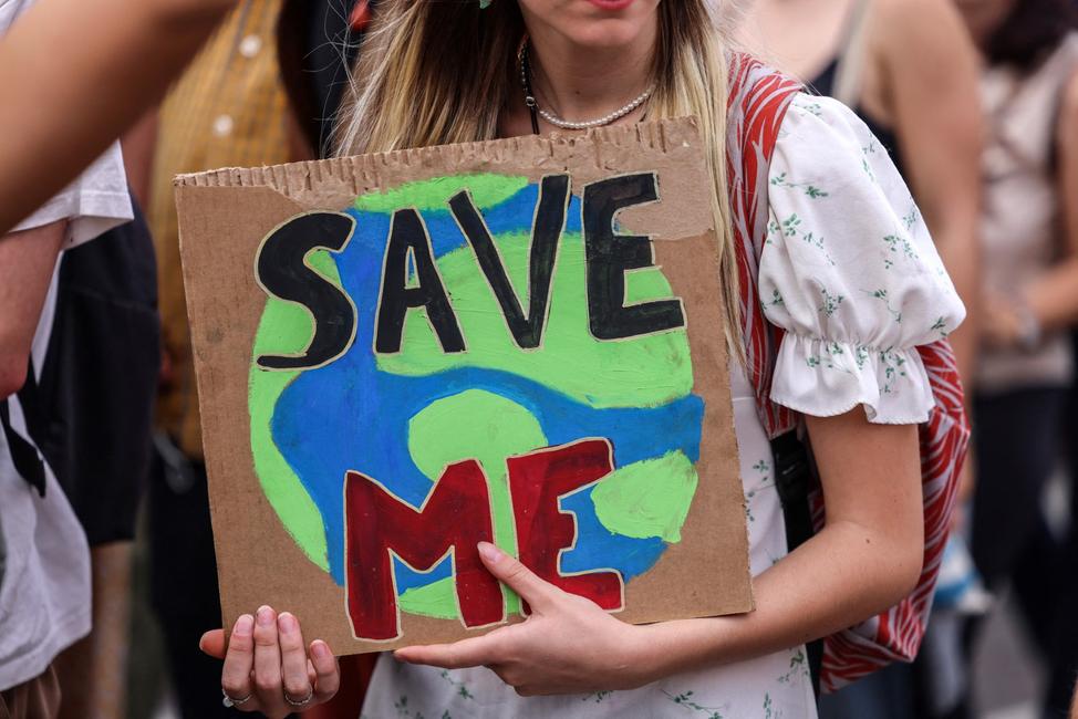 Un manifestant lors de la Journée internationale des jeunes pour le climat, « Fridays for Future », à Toulouse, le 23 septembre 2022.