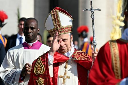 Le pape Léon XIV arrive sur la place Saint-Pierre au Vatican le 29 mars 2026 pour célébrer la messe du dimanche des Rameaux.