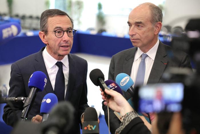 Le ministre de l'Intérieur Bruno Retailleau, entouré du maire de Meaux Jean-François Copé, s'adresse aux journalistes à la fin de sa visite à Meaux, à l'est de Paris, le 18 novembre 2024.