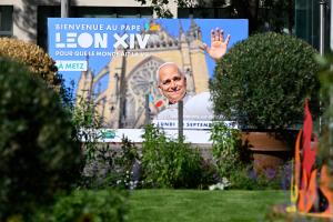 Un panneau d'affichage souhaitant la bienvenue au pape Léon XIV en amont de sa visite à Metz — dans le cadre d'un déplacement officiel au cours duquel le souverain pontife présidera une messe à la cathédrale Saint-Étienne le 28 septembre — est visible à Metz, le 22 septembre 2026.