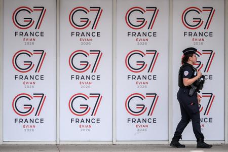 Un policier passe devant les logos du sommet du G7 à Évian, dans le centre-est de la France, le 10 juin 2026. (Image d'illustration)