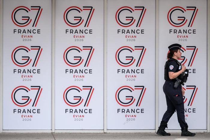 Un policier passe devant les logos du sommet du G7 à Évian, dans le centre-est de la France, le 10 juin 2026. (Image d'illustration)