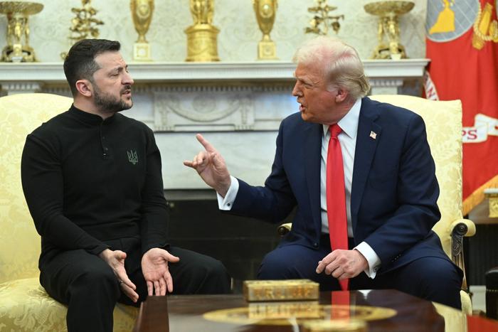 Le président américain Donald Trump et le président ukrainien Volodymyr Zelensky dans le bureau ovale de la Maison Blanche à Washington, le 28 février 2025. (Image d'illustration)