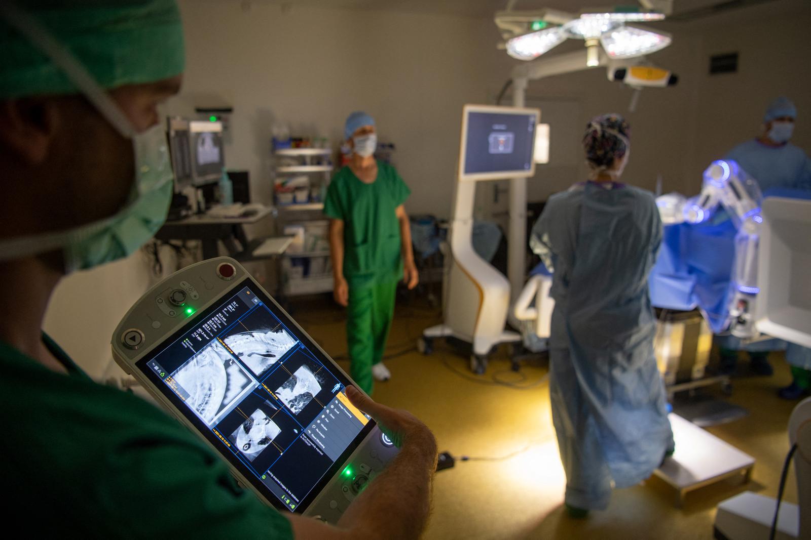 Au CHU d'Angers, une équipe chirurgicale utilise le système d'imagerie médicale en temps réel Loop-X pour sécuriser l'intervention sur la colonne vertébrale d'une patiente atteinte d'un cancer du sein métastatique.