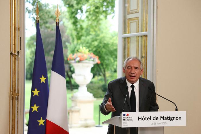 Le Premier ministre français François Bayrou s'exprime lors d'une conférence de presse à l’issue de plusieurs mois de concertation sur la réforme des retraites avec les syndicats de travailleurs et les organisations patronales, à l’Hôtel de Matignon à Paris, le 26 juin 2025.