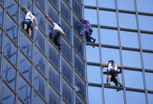 Alain Robert La Défense AFP