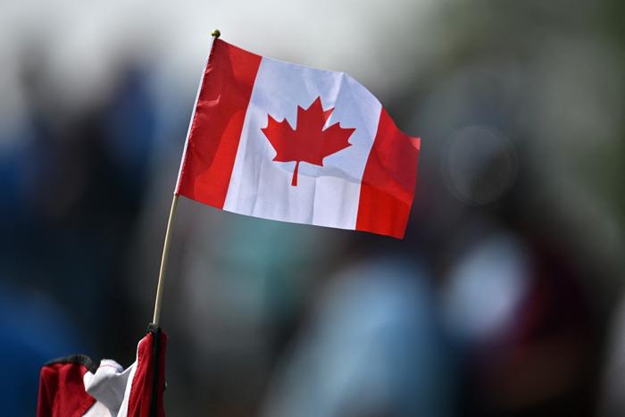 Le Canada compte environ 30 millions d’habitants et produit environ 5 millions de barils par jour.