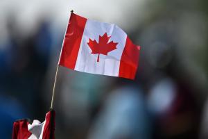 Le Canada compte environ 30 millions d’habitants et produit environ 5 millions de barils par jour.