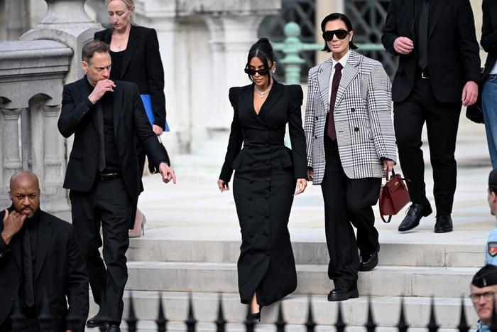 Kim Kardashian quitte la cour d'assises après avoir témoigné lors d'un procès sur le vol de 2016 qui l'a vu se faire dépouiller de millions de dollars de bijoux sous la menace d'une arme à Paris, le 13 mai 2025.