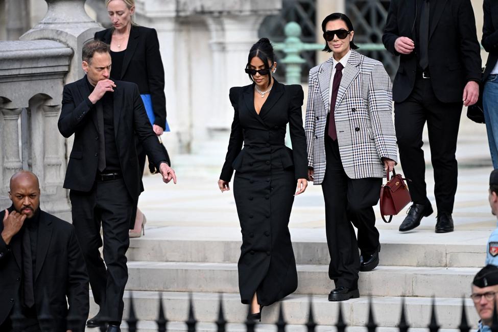 Kim Kardashian quitte la cour d'assises après avoir témoigné lors d'un procès sur le vol de 2016 qui l'a vu se faire dépouiller de millions de dollars de bijoux sous la menace d'une arme à Paris, le 13 mai 2025.
