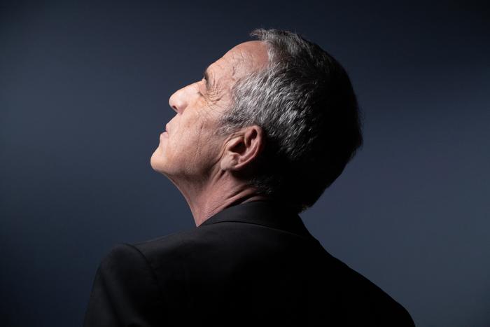 Thierry Ardisson pose lors d'une séance photo en 2022 (Photo by JOEL SAGET / AFP)