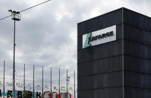 Le logo de l'entreprise industrielle Lafarge affiché sur un bâtiment d'une cimenterie dans le nord de Paris, le 14 avril 2025.
