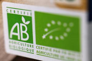 Cette photographie montre un logo portant la mention « Agriculture biologique certifiée » sur une boîte de biscuits, fabriqués à partir de produits issus de l'agriculture biologique.