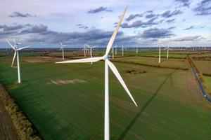 Une vue aérienne prise le 29 octobre 2025 montrant des éoliennes d'un parc éolien près de Nauen, dans le nord-est de l'Allemagne.