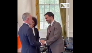 Zohran Mamdani accueillant Emmanuel Grégoire à la mairie de New York : "Salut Manu ! Alors, t'es plutôt Glucksmann ou Hollande ? Moi j'hésite "