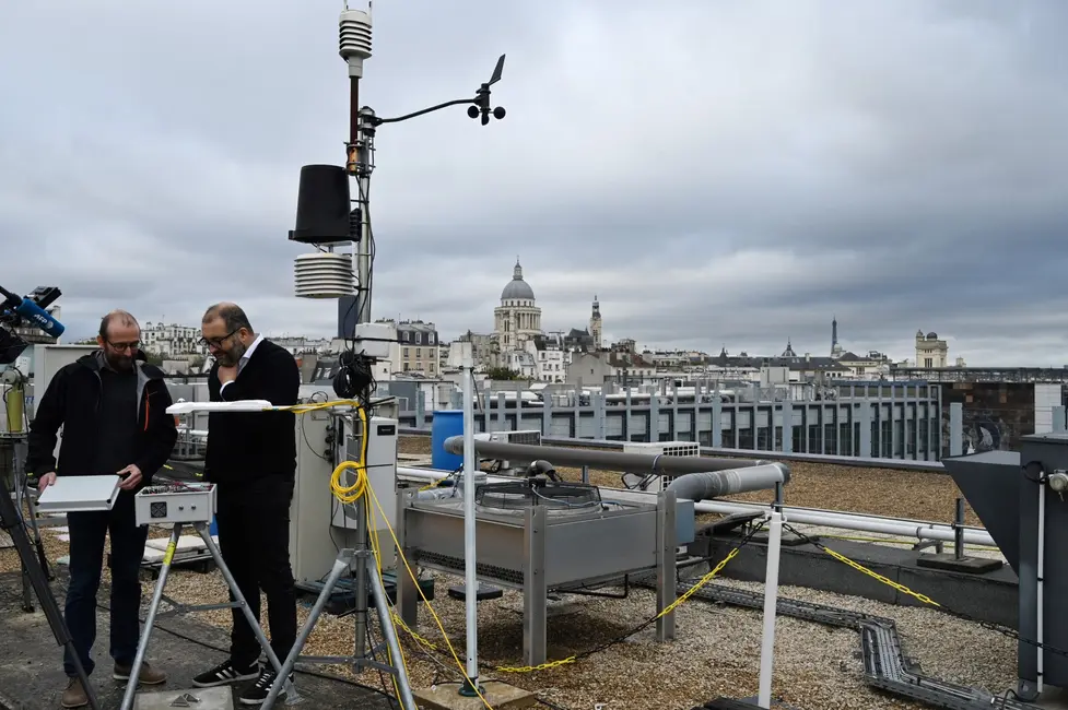 Un capteur de CO2 est installé au sommet de l'université Jussieu à Paris.