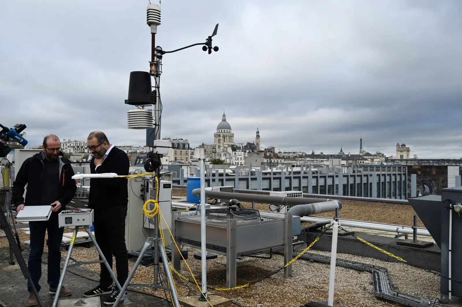 Un capteur de CO2 est installé au sommet de l'université Jussieu à Paris.