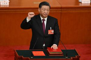 Le président chinois Xi Jinping prête serment après sa réélection pour un troisième mandat lors de la troisième session plénière de l'Assemblée nationale populaire (ANP) au Palais de l'Assemblée du Peuple à Pékin, le 10 mars 2023.