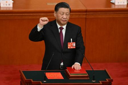 Le président chinois Xi Jinping prête serment après sa réélection pour un troisième mandat lors de la troisième session plénière de l'Assemblée nationale populaire (ANP) au Palais de l'Assemblée du Peuple à Pékin, le 10 mars 2023.